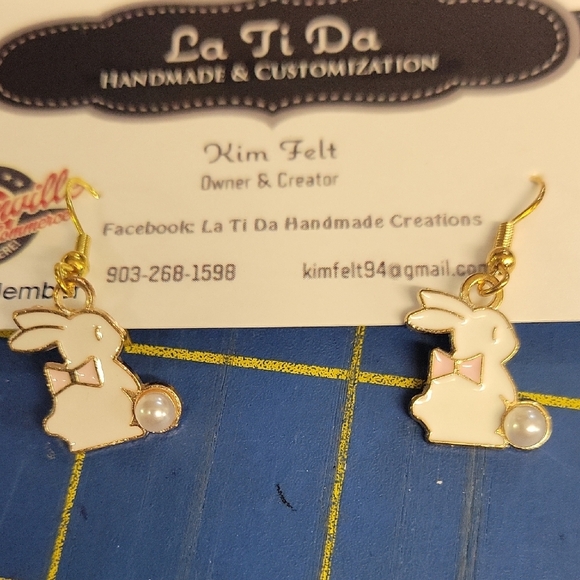 Bunny Pearl Faux Gold Tone 1/3" Earrings Easter Spring Rabbit - Picture 1 of 2